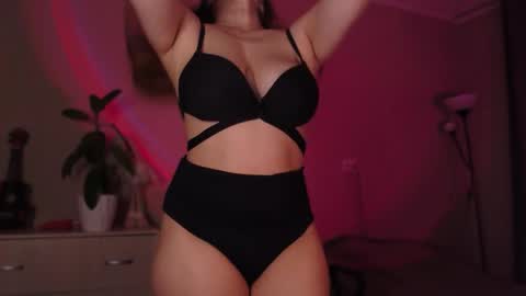 Snapshot of sarahsweetie_ chatting on October 18, 3:24 pm Sarah online show from October 18, 3:24 pm