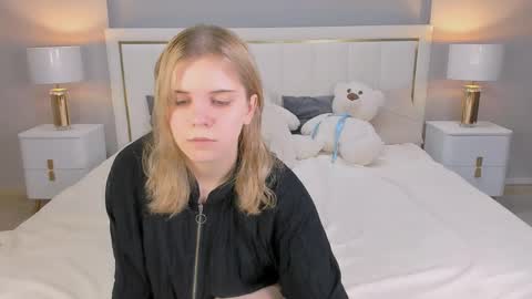 sarahwantslove online show from March 27, 8:30 pm