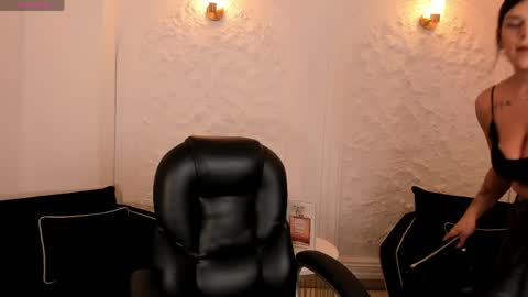 Snapshot of sarahyates chatting on May 10, 4:06 am Sarah independent model online show from May 10, 4:06 am