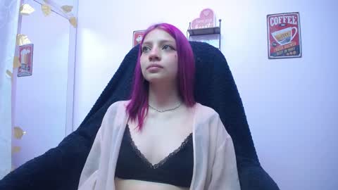 Snapshot of sarai_petite_ chatting on December 3, 10:39 am SARAI online show from December 3, 10:39 am