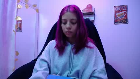 Snapshot of sarai_petite_ chatting on December 4, 8:12 am SARAI online show from December 4, 8:12 am