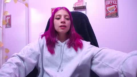 Snapshot of sarai_petite_ chatting on December 4, 3:43 pm SARAI online show from December 4, 3:43 pm