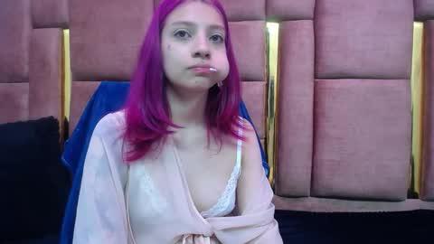 Snapshot of sarai_petite_ chatting on December 6, 9:21 am SARAI online show from December 6, 9:21 am