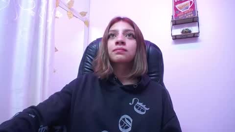 Snapshot of sarai_petite_ chatting on March 8, 1:03 pm SARAI online show from March 8, 1:03 pm