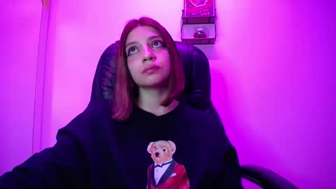 Snapshot of sarai_petite_ chatting on March 9, 7:01 am SARAI online show from March 9, 7:01 am