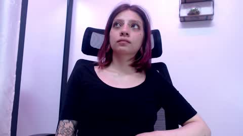 Snapshot of sarai_petite_ chatting on September 18, 3:25 pm SARAI online show from September 18, 3:25 pm