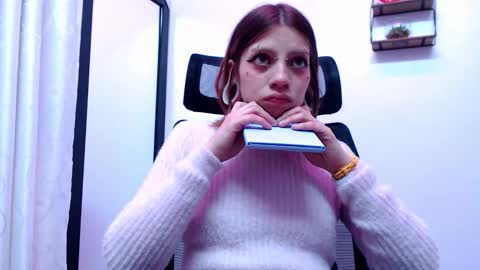 Snapshot of sarai_petite_ chatting on September 28, 5:46 am SARAI online show from September 28, 5:46 am