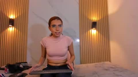 sarasaenz999 online show from June 19, 3:33 am