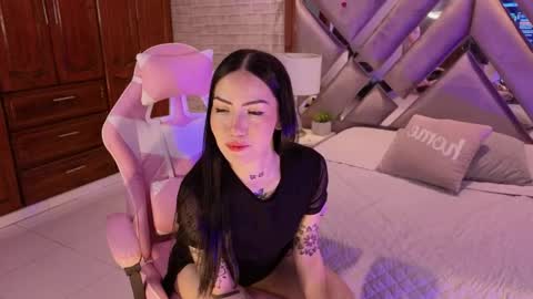 Snapshot of saratorresxx chatting on April 23, 3:47 pm Sara online show from April 23, 3:47 pm