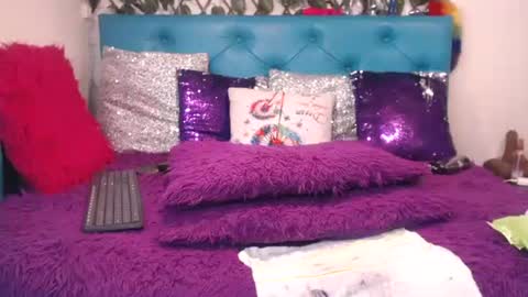 Sara Wills online show from February 9, 1:59 pm