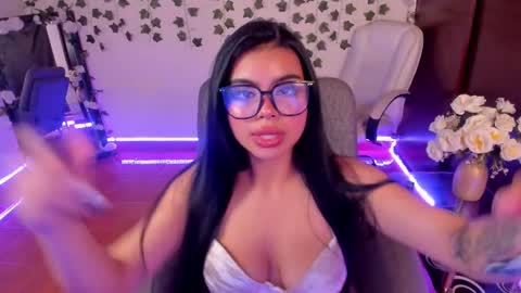saray__jones online show from January 8, 3:39 pm