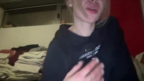 Snapshot of sarrah_rossy chatting on January 16, 11:27 pm Sarrah online show from January 16, 11:27 pm