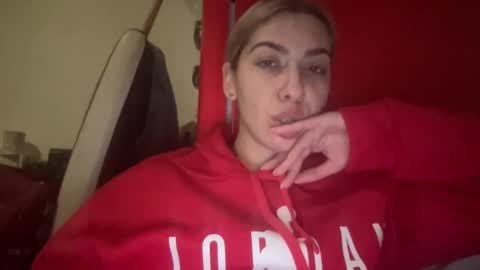 Snapshot of sarrah_rossy chatting on February 1, 10:34 pm Sarrah online show from February 1, 10:34 pm