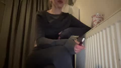 Snapshot of sarrah_rossy chatting on February 4, 11:49 pm Sarrah online show from February 4, 11:49 pm