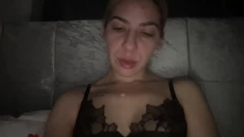 Snapshot of sarrah_rossy chatting on February 25, 12:47 am Sarrah online show from February 25, 12:47 am