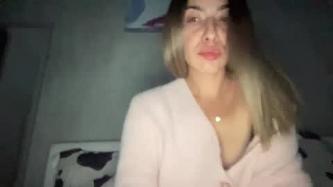 Snapshot of sarrah_rossy chatting on October 12, 8:52 pm Sarrah online show from October 12, 8:52 pm