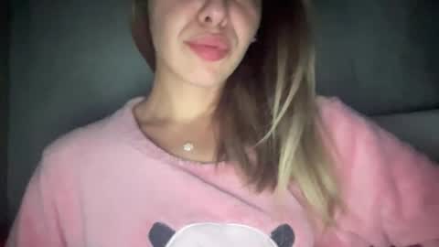 Snapshot of sarrah_rossy chatting on November 4, 9:25 pm Sarrah online show from November 4, 9:25 pm