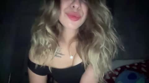 Snapshot of sarrah_rossy chatting on December 1, 1:10 am Sarrah online show from December 1, 1:10 am