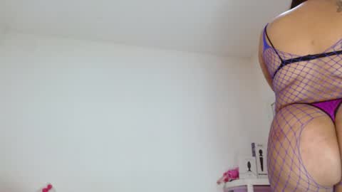 Snapshot of sasha_creamy chatting on May 21, 8:27 pm Sasha Creamy online show from May 21, 8:27 pm