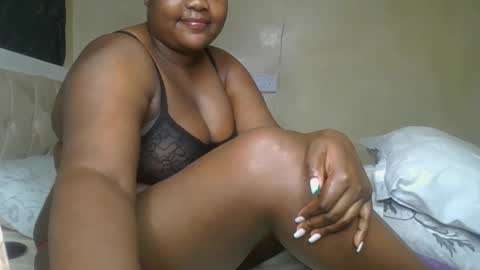 Snapshot of sassie_bee chatting on December 13, 12:42 am sassie_bee online show from December 13, 12:42 am