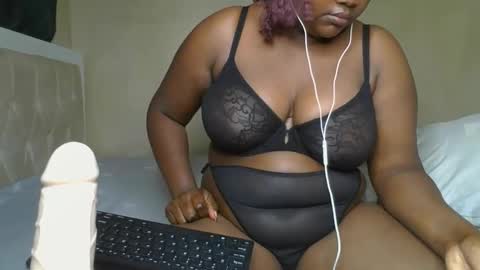 Snapshot of sassie_bee chatting on January 13, 10:56 pm sassie_bee online show from January 13, 10:56 pm