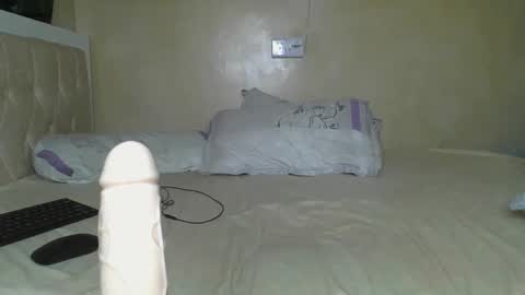 Snapshot of sassie_bee chatting on February 21, 10:15 pm sassie_bee online show from February 21, 10:15 pm