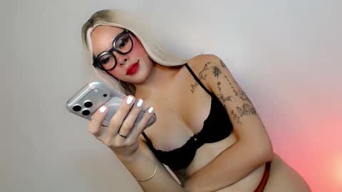 Snapshot of sassy_tiffanie chatting on November 11, 12:54 am Tiffanie online show from November 11, 12:54 am