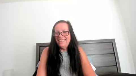 Snapshot of sassypeachgoddess chatting on October 8, 3:09 pm sassypeachgoddess online show from October 8, 3:09 pm