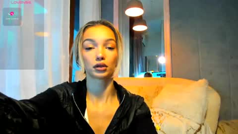 Snapshot of sassyt33n chatting on October 8, 8:23 am sassyt33n online show from October 8, 8:23 am