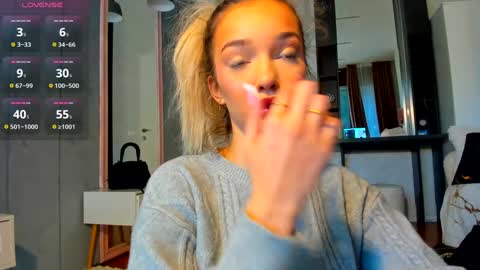 Snapshot of sassyt33n chatting on October 20, 9:21 am sassyt33n online show from October 20, 9:21 am