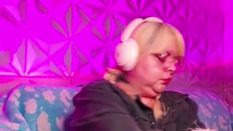 Snapshot of satyn_doll chatting on October 17, 1:31 am Gina George online show from October 17, 1:31 am