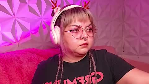 Snapshot of satyn_doll chatting on December 3, 1:24 am Gina George online show from December 3, 1:24 am