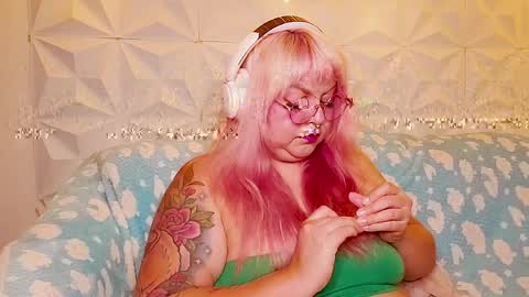 Snapshot of satyn_doll chatting on June 4, 1:44 am Gina George online show from June 4, 1:44 am