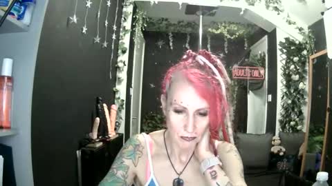 Snapshot of saucysky chatting on May 4, 9:11 pm SaucySky online show from May 4, 9:11 pm