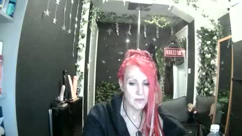 Snapshot of saucysky chatting on May 10, 7:13 am SaucySky online show from May 10, 7:13 am