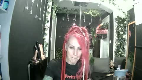 Snapshot of saucysky chatting on May 25, 9:43 pm SaucySky online show from May 25, 9:43 pm