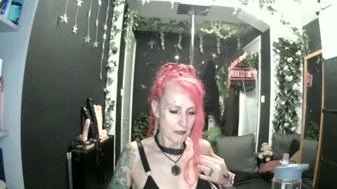 Snapshot of saucysky chatting on May 27, 9:23 pm SaucySky online show from May 27, 9:23 pm