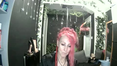 Snapshot of saucysky chatting on May 28, 10:51 pm SaucySky online show from May 28, 10:51 pm