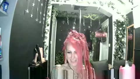 Snapshot of saucysky chatting on June 3, 9:53 pm SaucySky online show from June 3, 9:53 pm