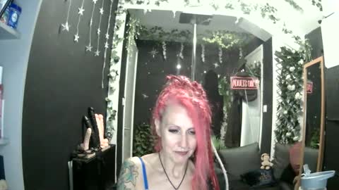 Snapshot of saucysky chatting on June 5, 11:43 pm SaucySky online show from June 5, 11:43 pm