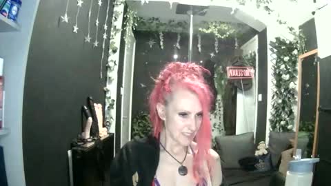 Snapshot of saucysky chatting on June 11, 12:32 am SaucySky online show from June 11, 12:32 am