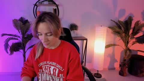 Snapshot of save_the_qween chatting on February 3, 7:07 am save the qween online show from February 3, 7:07 am