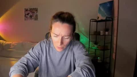 Snapshot of save_the_qween chatting on October 22, 12:27 pm save the qween online show from October 22, 12:27 pm