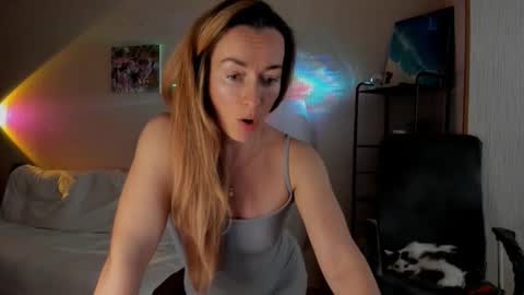 Snapshot of save_the_qween chatting on November 15, 7:05 am save the qween online show from November 15, 7:05 am