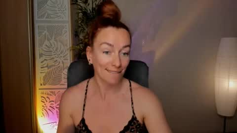 Snapshot of save_the_qween chatting on May 21, 12:23 pm save the qween online show from May 21, 12:23 pm