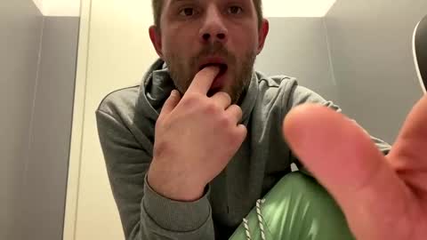 Snapshot of sawa08051989 chatting on December 9, 10:20 pm chamomile online show from December 9, 10:20 pm