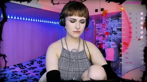 Snapshot of say_mary chatting on December 8, 7:37 am pronoun she. name Mary. age 21. online show from December 8, 7:37 am