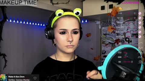 Snapshot of say_mary chatting on December 15, 11:09 pm pronoun she. name Mary. age 21. online show from December 15, 11:09 pm