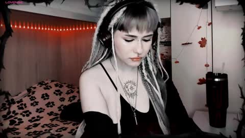 Snapshot of say_mary chatting on January 6, 3:29 pm pronoun she. name Mary. age 21. online show from January 6, 3:29 pm