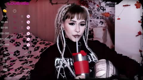 Snapshot of say_mary chatting on January 7, 9:25 pm pronoun she. name Mary. age 21. online show from January 7, 9:25 pm